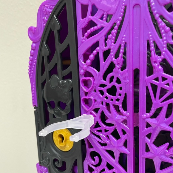 Monster High Skulltimate Secrets Clawdeen Wolf’s Closet - Picture 3 of 8